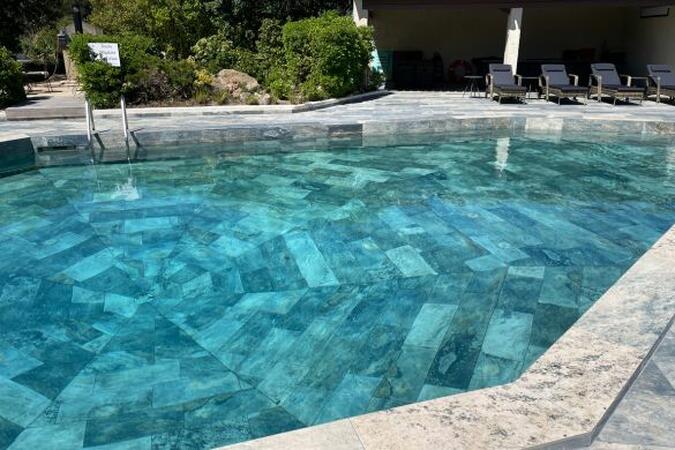 Se détendre au bord de la piscine du Devem de Mirapier, hôtel près du Village des Marques