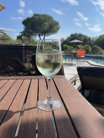 Détendez-vous au bord de la piscine du Devem de Mirapier