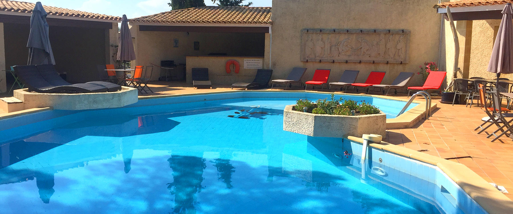 La piscine de l'hôtel 3 étoiles Le Devem de Mirapier, près de Salon de Provence